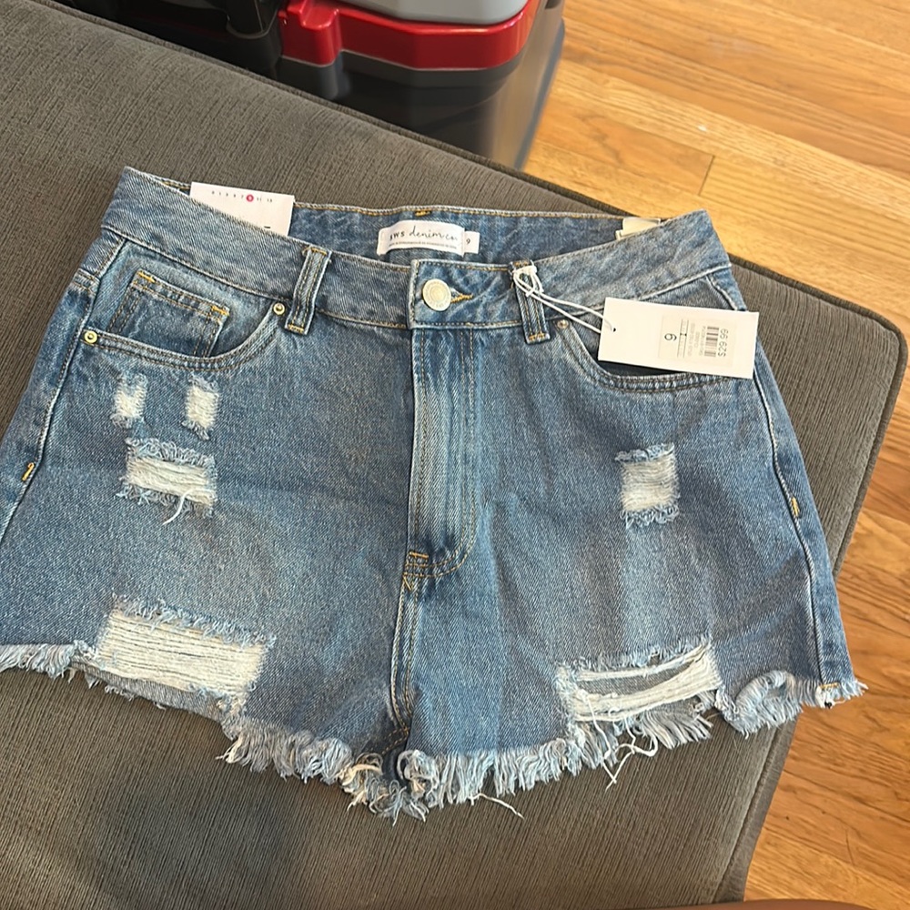 Denim shorts high rise size 9 from fashion nova brand new !! Tags still attached